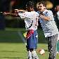 O técnico Estevam Soares orienta o lateral Leanderson, no Barueri