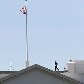 Serviço Secreto americano averiguam o telhado e arredores da Casa Branca Serviço Secreto americano averiguam o telhado e arredores da Casa Branca