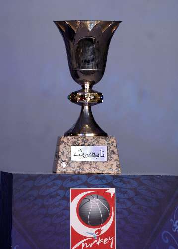 Troféu que será entregue ao campeão do Mundial masculino de basquete de 2010 é exibido na Turquia
