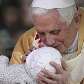Papa Bento XVI beija bebê para celebrar a abertura do Santuário de Nossa Sra de Fátima, Portugal Papa Bento XVI beija bebê para celebrar a abertura do Santuário de Nossa Sra de Fátima, Portugal