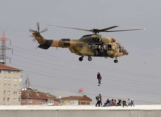 Vítimas foram resgatadas por helicópteros e deixadas no telhado de um galpão