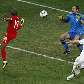 Defoe, da Inglaterra, tenta vazar a meta do goleiro esloveno Handanovic