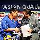 Huh Jung-moo, técnico da Coreia do Sul, cumprimenta Afshin Ghotbi, do Irã