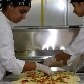 Pizzaiolo faz pizza gigante para celebrar o dia da iguaria 