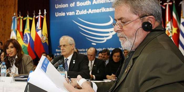 Lula prepara seu discurso junto aos outros representantes das nações da Unasul