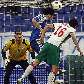 Charalambous, de Chipre, tira a bola antes de Manolev, da Bulgária Charalambous, de Chipre, tira a bola antes de Manolev, da Bulgária