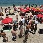 Tarde de domingo com sol leva cariocas à praia de Ipanema