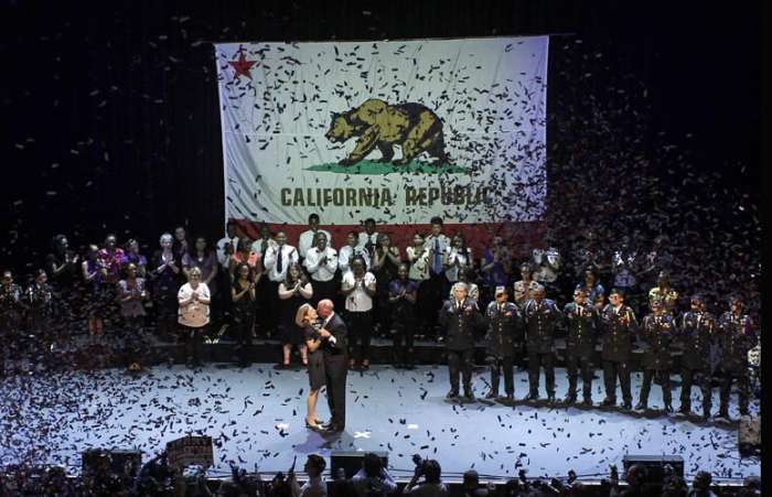 Governador eleitor Jerry Brown beija sua mulher ao saber da vitória, na Califórnia 