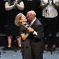 Governador eleitor Jerry Brown beija sua mulher ao saber da vitória, na Califórnia Governador eleitor Jerry Brown beija sua mulher ao saber da vitória, na Califórnia