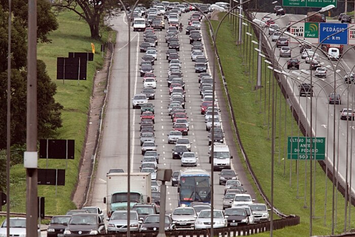 Trânsito congestionado na Rodovia Castello Branco sentido Interior-Capital 
