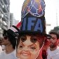 Protesto por moradia e contra a Copa ocupa parte da Avenida Paulista, em SP