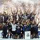 O capitão Zanetti ergue a taça de campeão da Supercopa da Itália pela Internazionale de Milão