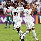 Kleber Pereira comemora gol do Santos com Rodrigo Souto, na Lusa