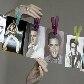 Vendedora coloca a mostra postais de Elvis Presley em mercado da Alemanha