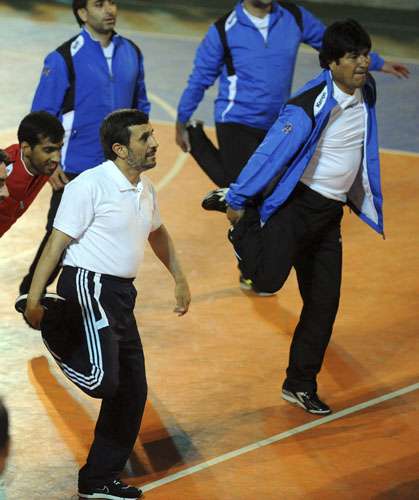 Evo e Ahmadinejad batem bola no Irã; time dos presidentes venceu por 8 a 6