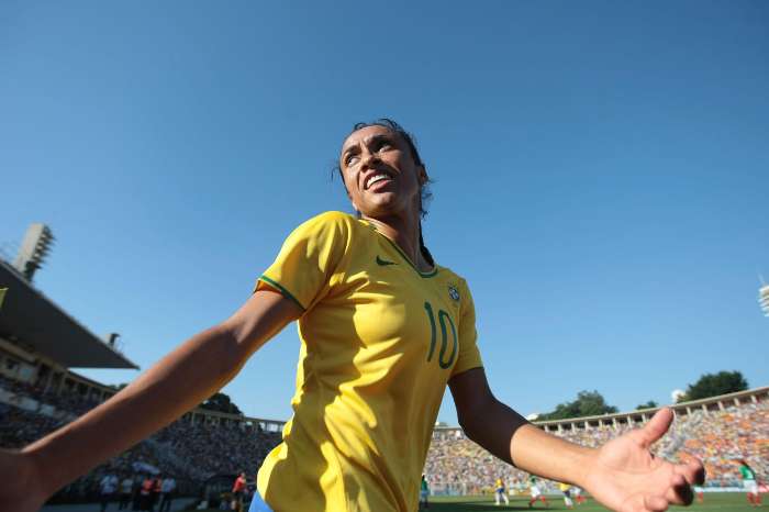 A brasileira Marta comemora gol no Pacaembu, antes de viajar para receber prêmio da Fifa