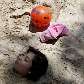 Menina brinca na areia numa praia da Cidade do México durante a Semana Santa Menina brinca na areia numa praia da Cidade do México durante a Semana Santa