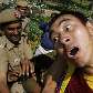 Policiais detêm tibetano exilado durante protesto em frente a embaixada da China em Nova Delhi