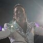 Às ombreias do casaco branco de Ivete Sangalo