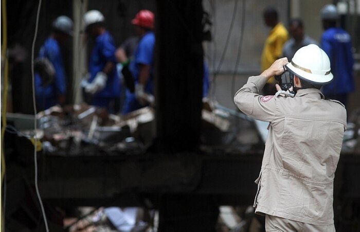 Peritos fazem perícia no restaurante que explodiu no Rio