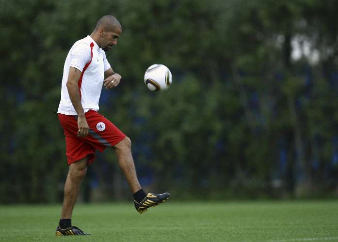O argentino Verón, do Estudiantes, brinca com a bola em treino do Estudiantes