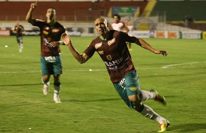 Edno fez o terceiro gol da Portuguesa, para festa geral no Canindé