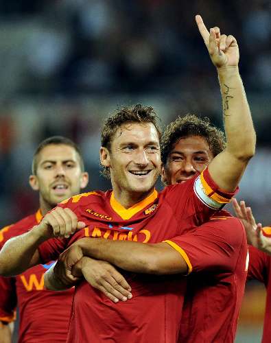 Totti comemora um dos seus três gols em Roma 7 x 1 Kosice na Itália