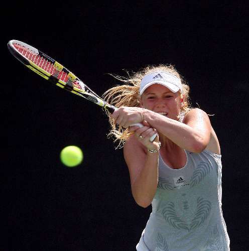 A dinamarquesa Caroline Wozniacki devolve a bola em jogo do Torneio de Dubai, nos Emirados Árabes
