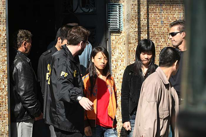 Chineses são levados por agentes da PF em operação no centro de São Paulo