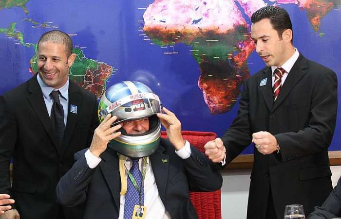 Lula ganha capacete em encontro com Tony Kanaan (esquerda) e Hélio Castroneves em Brasília