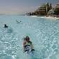 Crianças brincam na mega piscina em Algarrobo Crianças brincam na mega piscina em Algarrobo