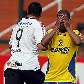 Ronaldo corre para comemorar gol enquanto Marcelinho Carioca lamenta Ronaldo corre para comemorar gol enquanto Marcelinho Carioca lamenta