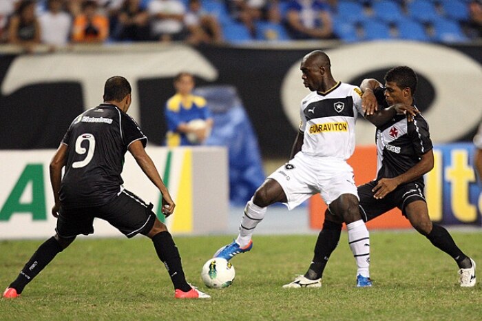 Primeiro clássico de Seedorf no Botafogo termina com vitória do Vasco
