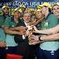 Campeões da Liga Mundial de vôlei posam para fotos no desembarque no Rio