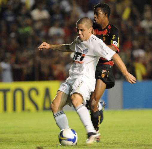 Felipe Azevedo chuta para marcar o gol da vitória do Santos sobre o Sport