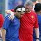 Técnico Alex Ferguson conversa com o argentino Tevez antes da decisão