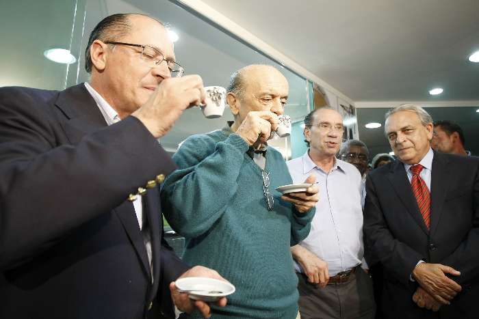 Alckmin, Serra, Aloysio Nunes e Sérgio Guerra tomam café no edifício Joelma - 07.10.2010