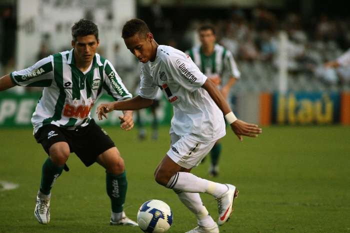 Neymar tenta passar por Rodrigo Heffner, na vitória do Santos por 4 a 0 sobre o Coritiba