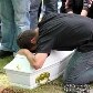 Bebê assassinado em onda de violência em SP é enterrado Bebê assassinado em onda de violência em SP é enterrado