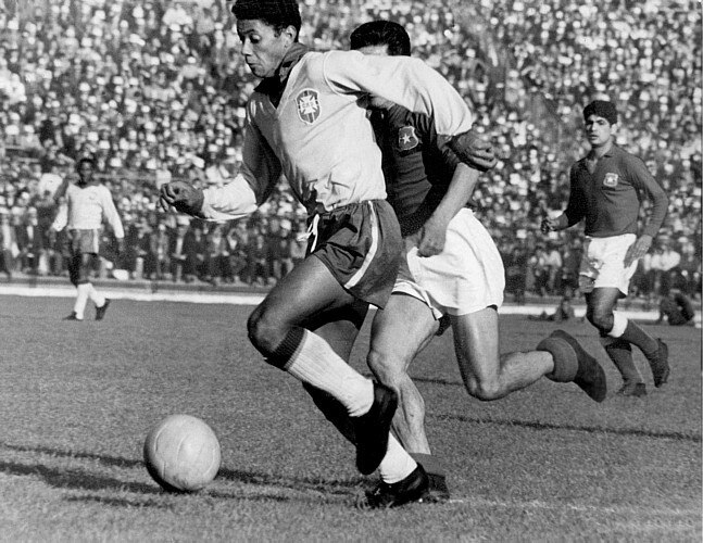 Em 62 a seleção conquistava novamente o mundo, conduzida por Garrincha