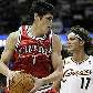 Ersan Ilyasova, do Milwaukee Bucks, prepara jogada, com Anderson Varejão, do Cleveland Cavaliers