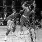 Joe Frazier atinge Muhammad Ali em luta pelo título dos pesados, em 1971