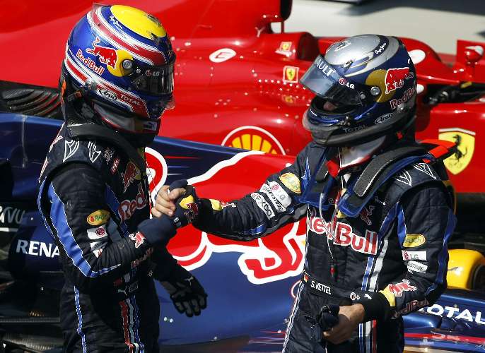 Webber e Vettel se cumprimentam após dobradinha da Red Bull no Brasil