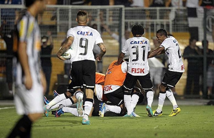 Corinthians e Santos empatam por 1 a 1 no Pacaembu