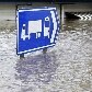 Moradores passam por área inundada em Saint Lucia