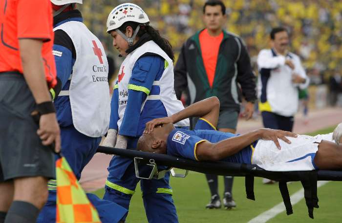Maicon deixa o gramado lesionado em Equador 1 x 1 Brasil