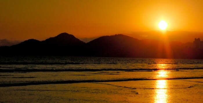 Por do sol na praia do Gonzaga em Santos/SP.08/11/2011