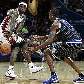 LeBron James, do Cleveland Cavaliers, passa bola antes da chegada de Rashard Lewis, do Orlando Magic