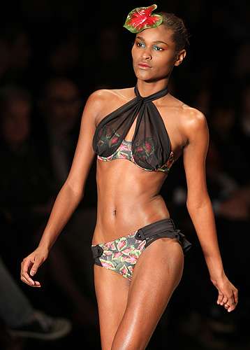 Desfile da coleção verão 2010/2011 da grife Rosa Chá, a quarta grife do primeiro dia 