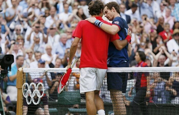 Federer e Murray se cumprimentam após a final do tênis masculino